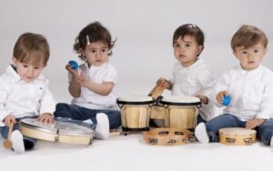 bebes-tocando
